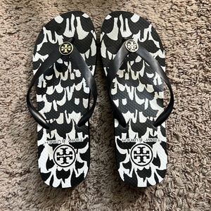 Tory Burch Black/white platform flip flip size 9